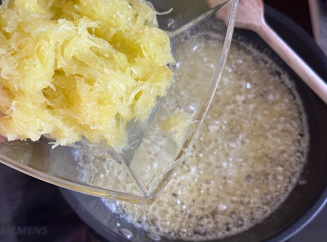 Spaghettikürbis mit Knoblauch und Butter Spaghettikürbis mit Knoblauch und Butter