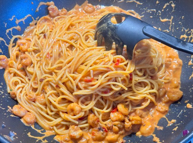 Spaghetti mit Garnelen Tomaten-Sahnesauce Spaghetti mit Garnelen Tomaten-Sahnesauce