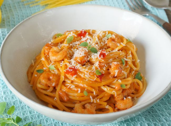 Spaghetti mit Garnelen und Tomatensauce