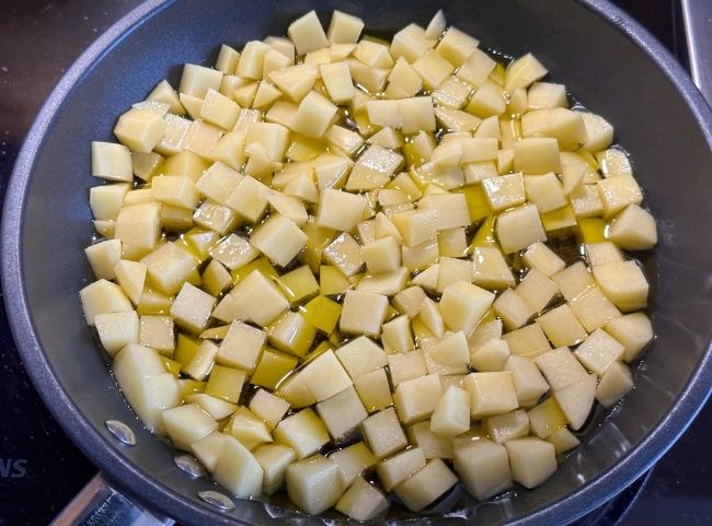 Spanische Tortilla Kartoffelwürfel braten Spanische Tortilla Kartoffelwürfel braten