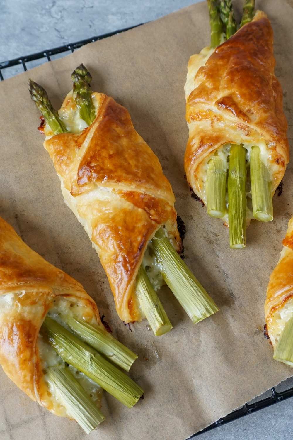 Spargel in Blätterteig mit Schinken und Käse