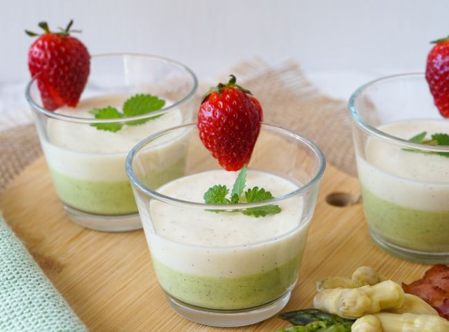 Spargel Panna Cotta mit Erdbeeren