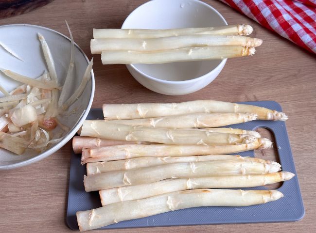 Spargel schälen Spargel schälen
