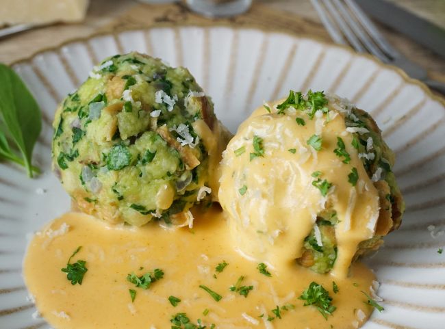 Spinatkn&ouml;del mit K&auml;sesauce als Hauptgericht