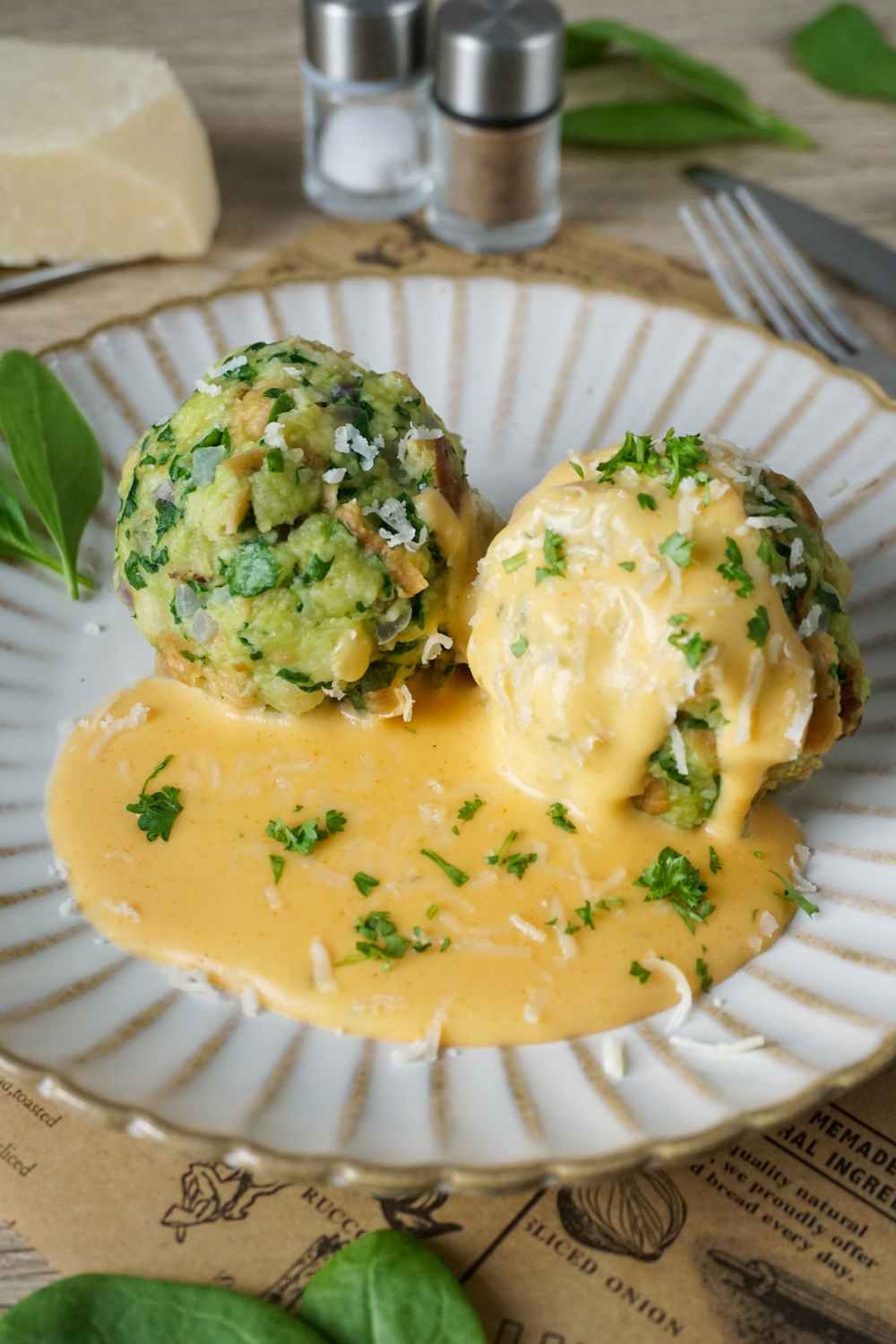 Spinatknödel mit Käsesauce als Hauptgericht Spinatknödel mit Käsesauce als Hauptgericht