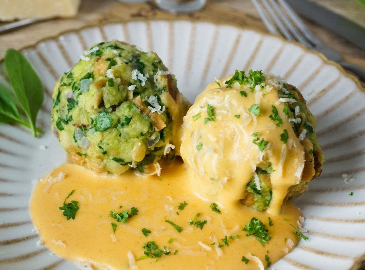 Spinatknödel mit Käsesauce als Hauptgericht