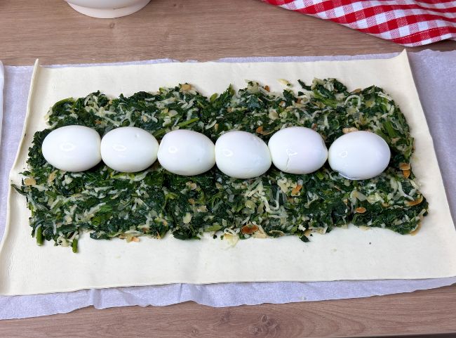 Spinatstrudel mit Ei füllen Spinatstrudel mit Ei füllen
