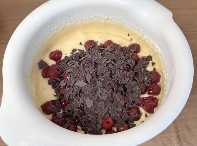 Stracciatella Kuchen - Schokoraspeln hinzufügen Stracciatella Kuchen - Schokoraspeln hinzufügen