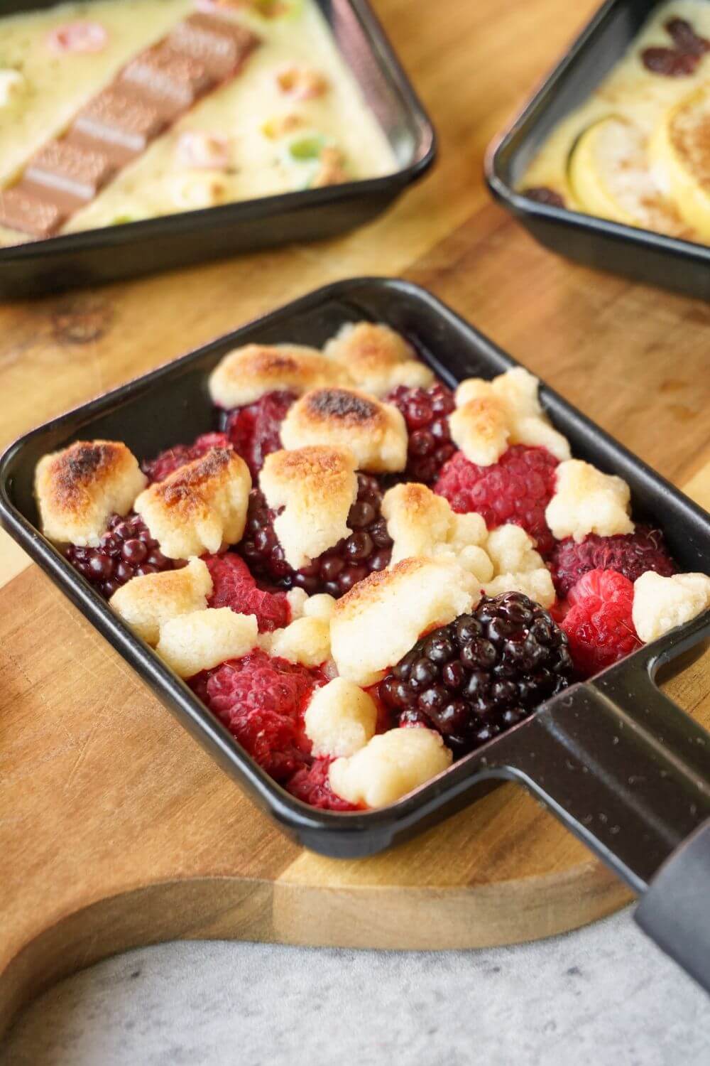 Crumble-Raclette Pf&auml;nnchen mit Streusel-Teig