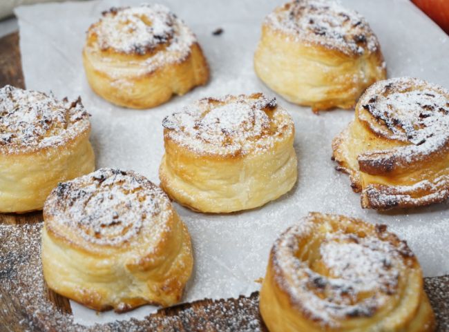 S&uuml;&szlig;e Bl&auml;tterteigschnecken Apfel