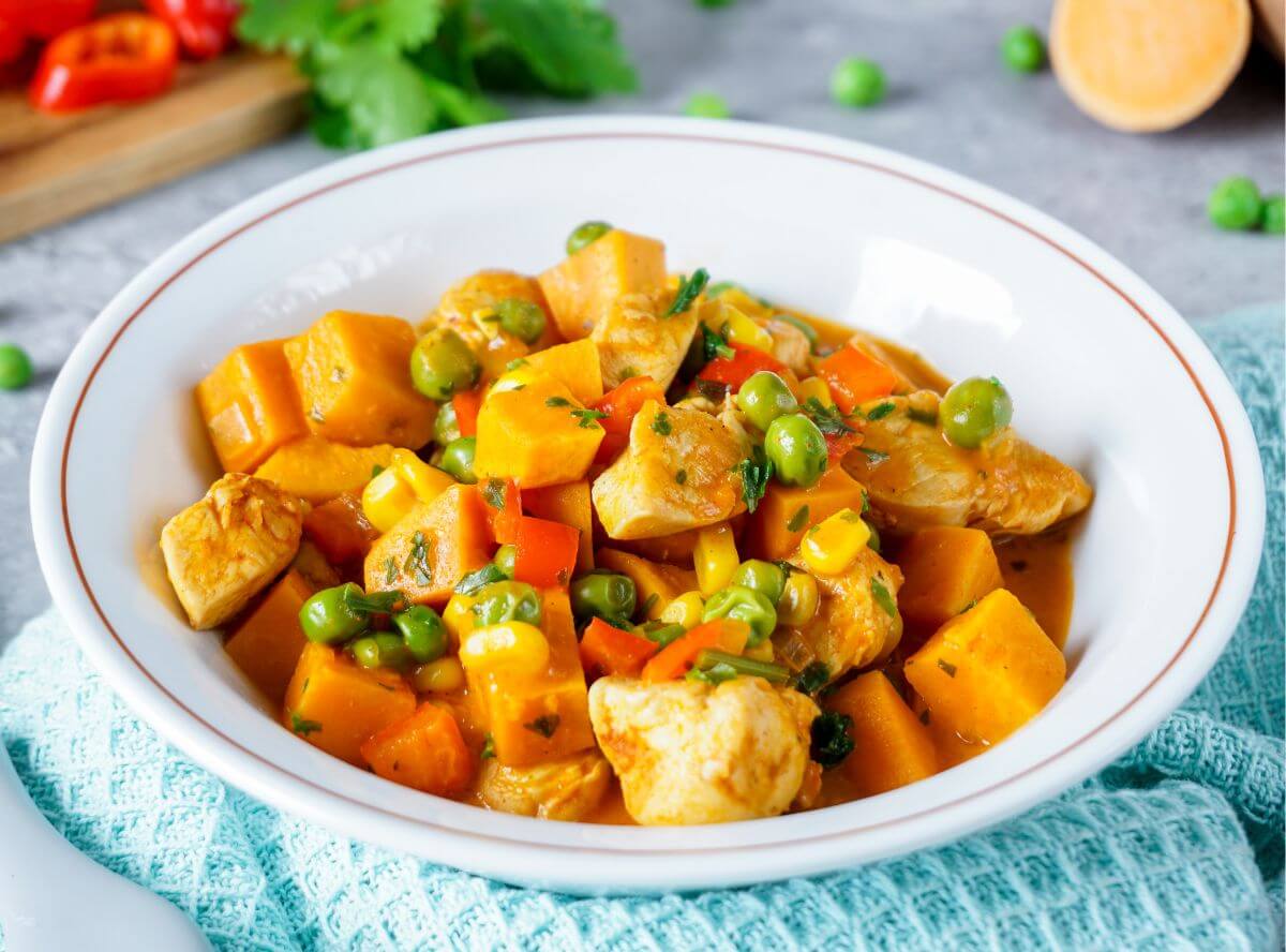 Süßkartoffel-Pfanne mit Gemüse und Hähnchen