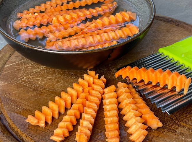 S&uuml;&szlig;kartoffelpommes Hei&szlig;luftfritteuse Wellenschneider