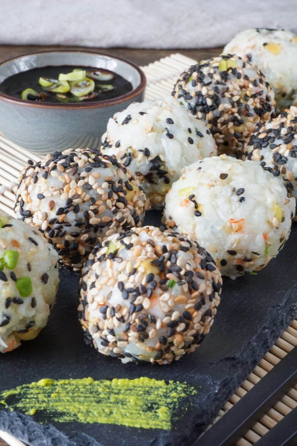 Sushi B&auml;llchen auf Teller