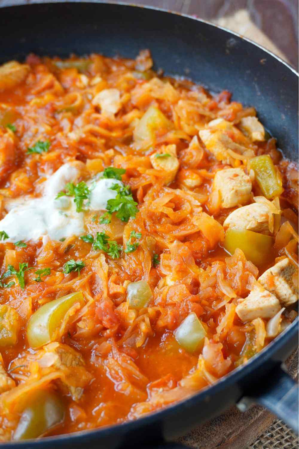 Hähnchengulasch mit Sauerkraut Hähnchengulasch mit Sauerkraut