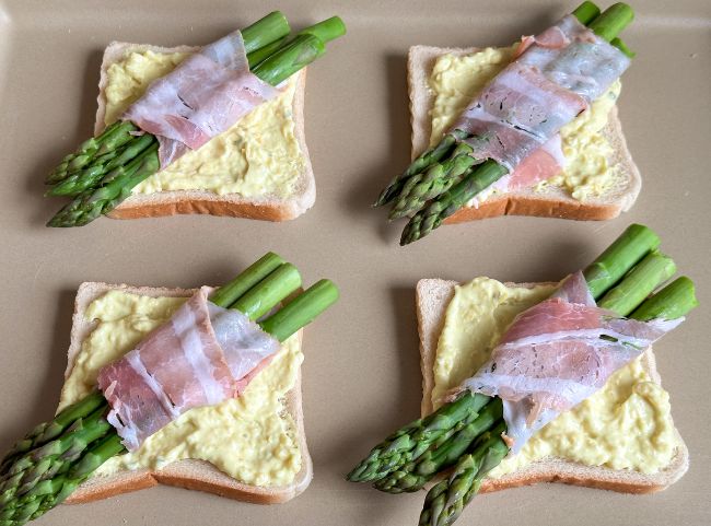 Toast mit grünem Spargel und Schinken Toast mit grünem Spargel und Schinken