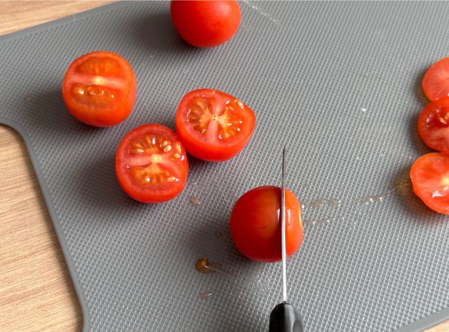 Tomaten für Fliegenpilze halbieren Tomaten für Fliegenpilze halbieren