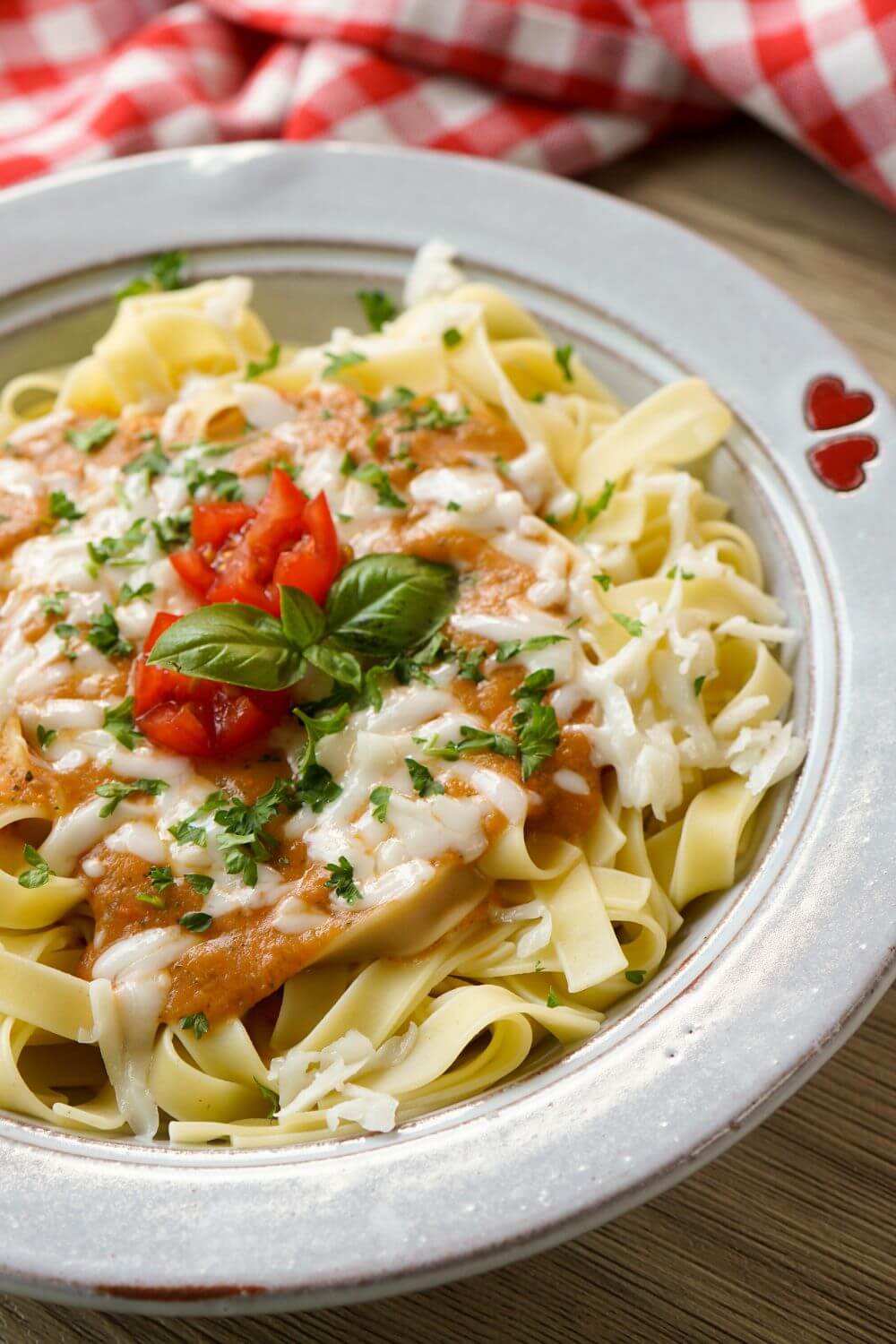 Bandnudeln mit Zucchini-Tomaten-Sauce Bandnudeln mit Zucchini-Tomaten-Sauce