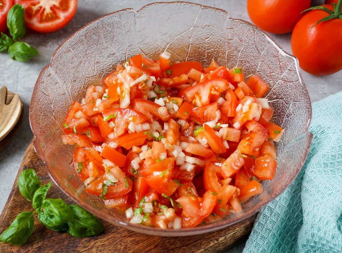 Jennys Tomatensalat mit Zwiebeln – einfach lecker