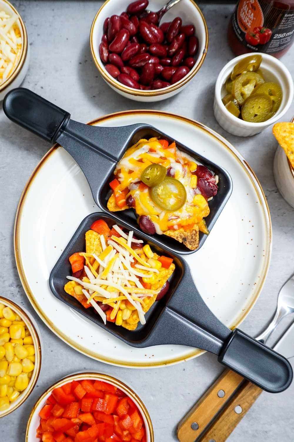 Mexikanisches Raclette Pfännchen mit Tortilla-Chips