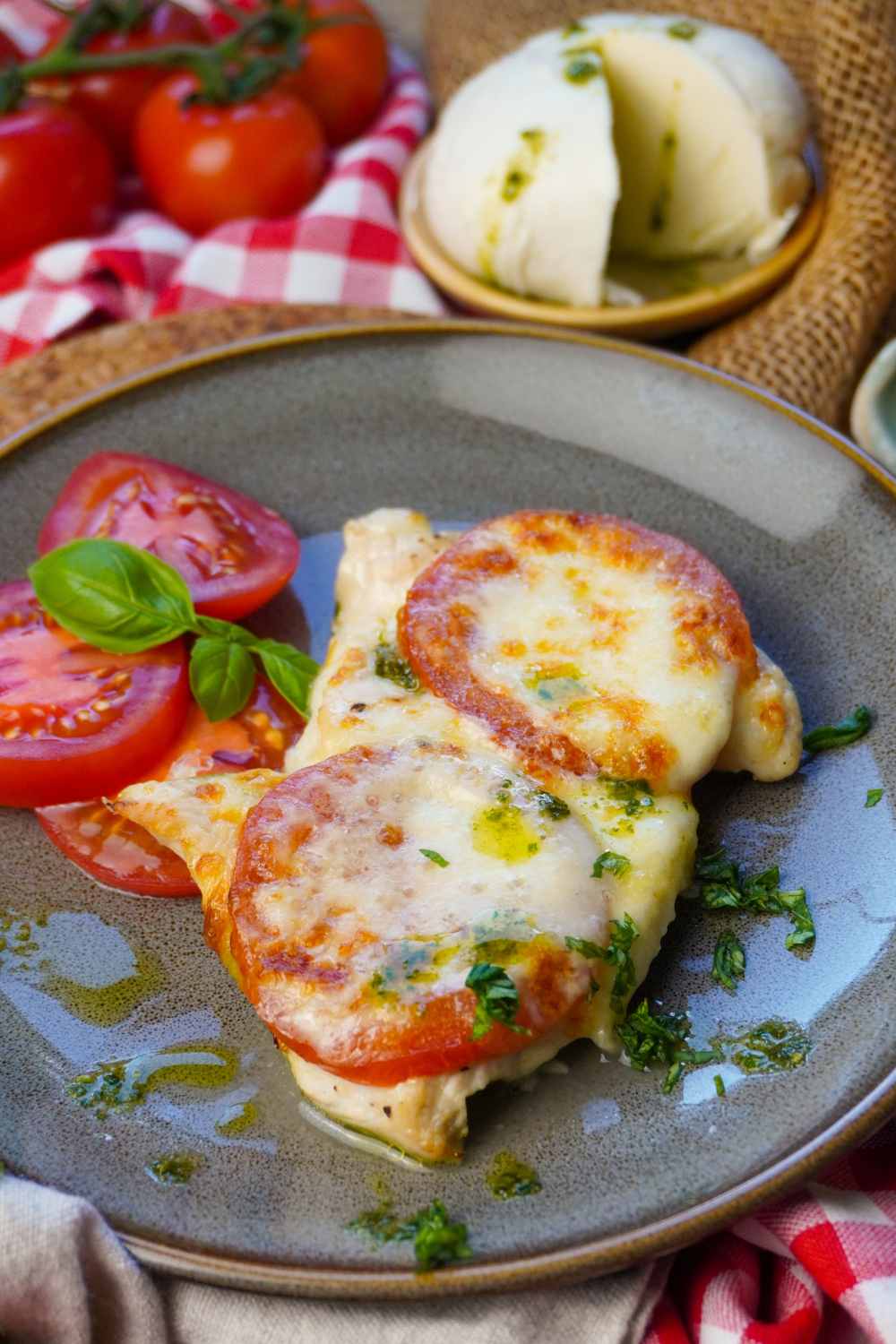 Hähnchenschnitzel Tomate-Mozzarella aus der Heißluftfritteuse Hähnchenschnitzel Tomate-Mozzarella aus der Heißluftfritteuse