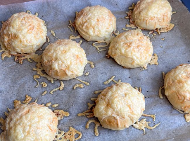 Überbackenes Käsebrötchen Überbackenes Käsebrötchen