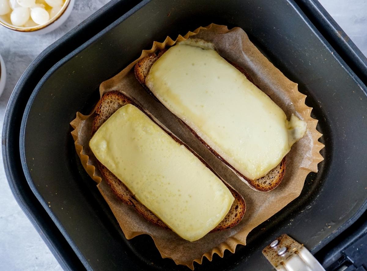 &uuml;berbackenes Raclette K&auml;se Brot aus dem Airfryer