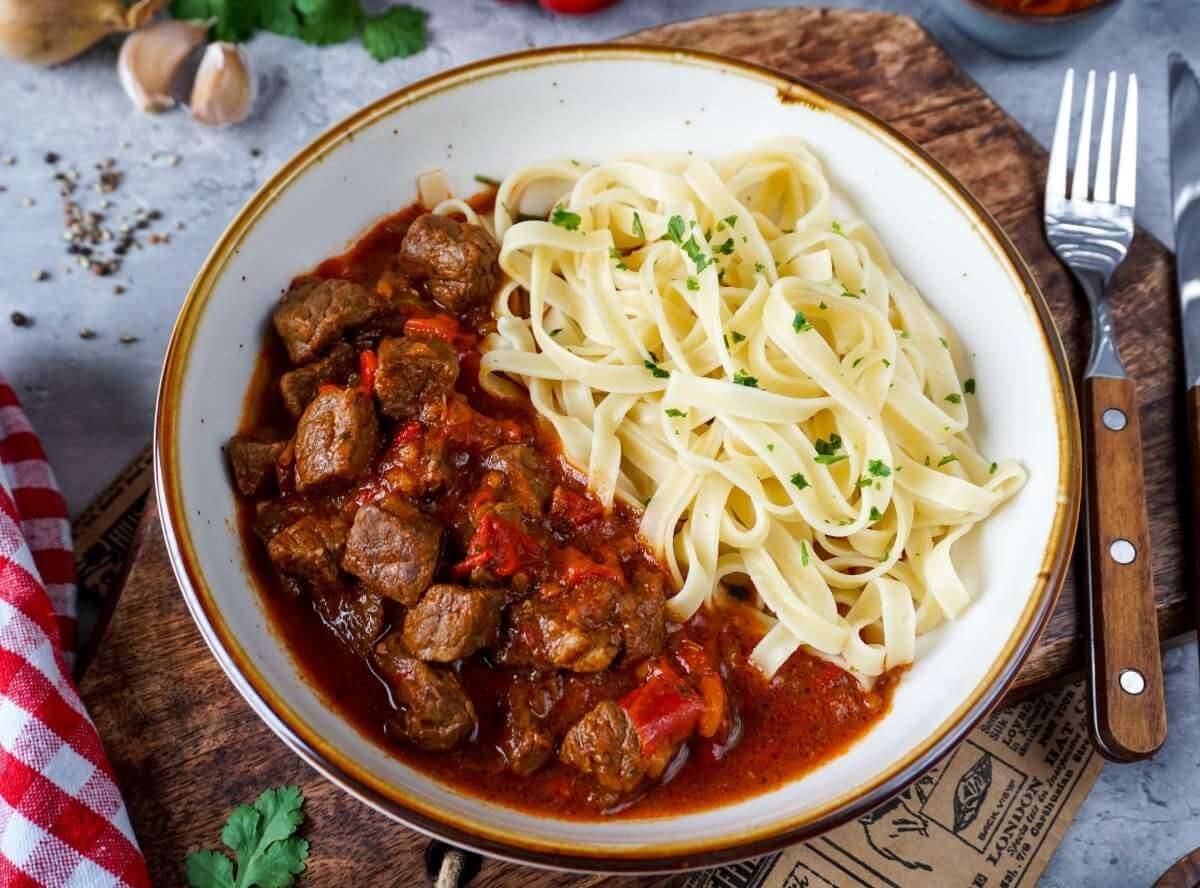 Ungarisches Rindergulasch mit Paprika