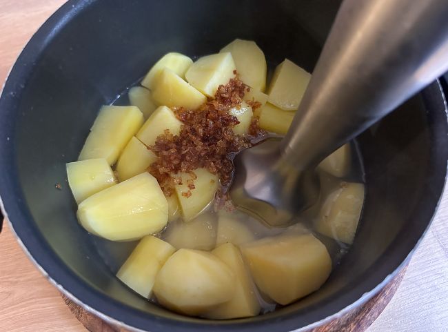 Vegane Kartoffelsuppe p&uuml;rieren
