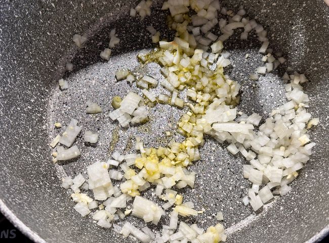 veganer Eintopf Knoblauch und Zwiebel anbraten veganer Eintopf Knoblauch und Zwiebel anbraten