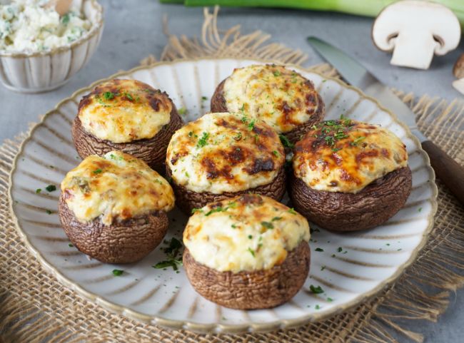 vegetarisch gef&uuml;llte Champignons