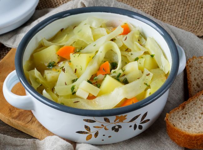 Vegetarischer Wei&szlig;krauteintopf Kartoffeln