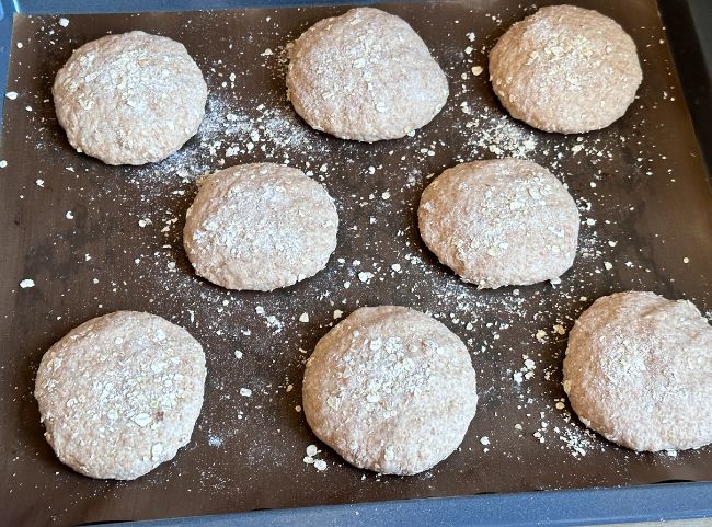 Vollkornbrötchen formen Vollkornbrötchen formen