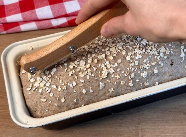 Vollkornbrot einschneiden Vollkornbrot einschneiden