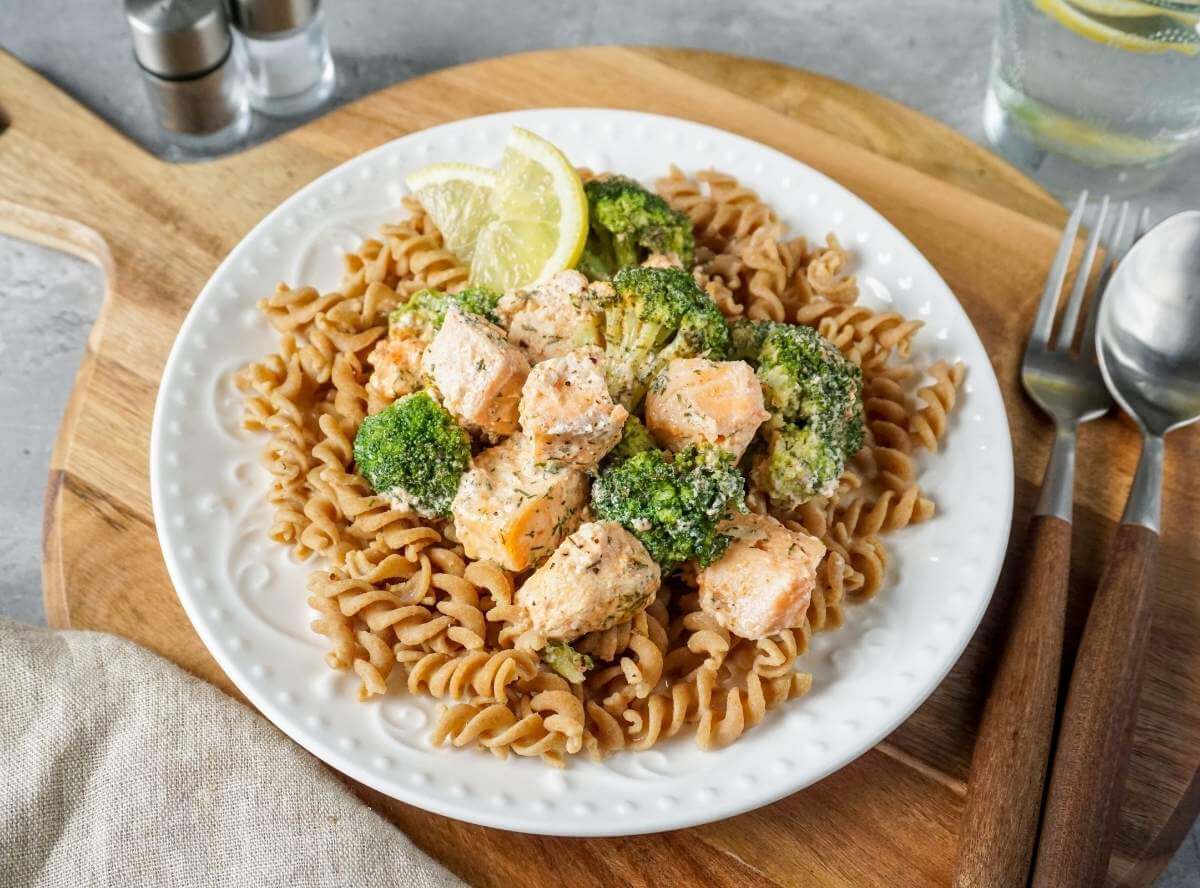 Vollkornnudeln mit Lachs-Sahne-Sauce und Brokkoli
