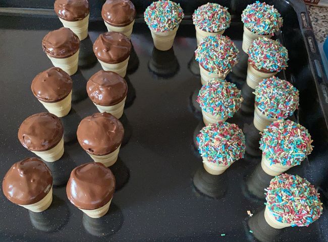 Kuchen im Waffelbecher verzieren Kuchen im Waffelbecher verzieren
