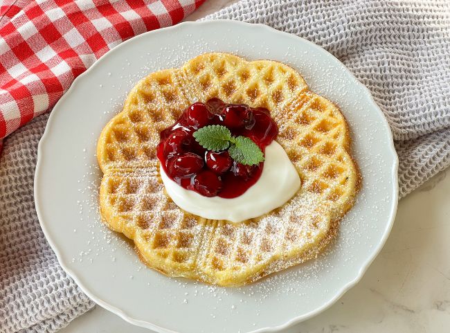 Quarkwaffeln mit roter Gr&uuml;tze