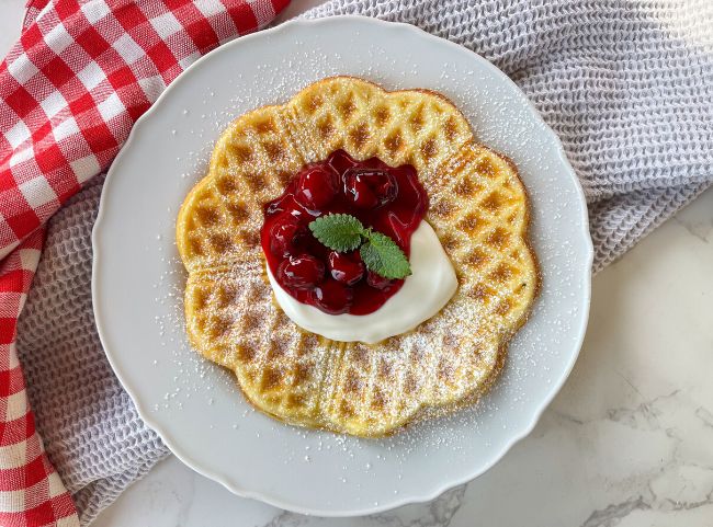 Rote Gr&uuml;tze mit Kirschen auf Waffeln