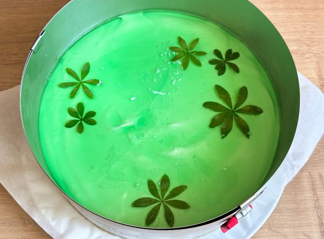 Waldmeistertorte mit Götterspeise Waldmeistertorte mit Götterspeise
