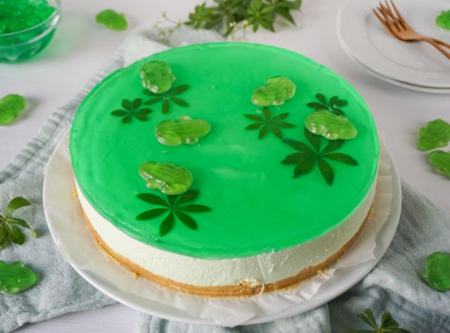 Waldmeistertorte mit Fröschen Waldmeistertorte mit Fröschen