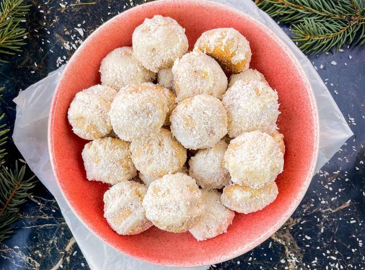 Süße Schneebällchen mit Kokos
