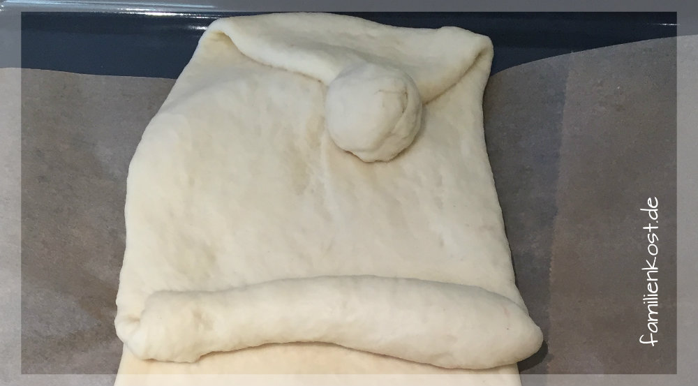 Weihnachtsmann aus Hefeteig backen: Mütze Weihnachtsmann aus Hefeteig backen: Mütze