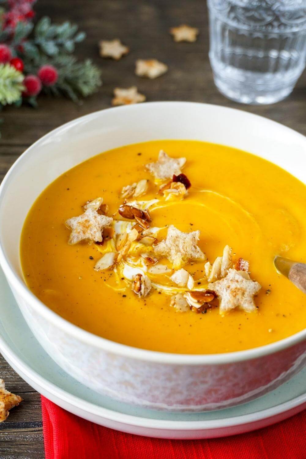 Weihnachtssuppe mit Stern-Croutons und Mandel-Zimt-Topping
