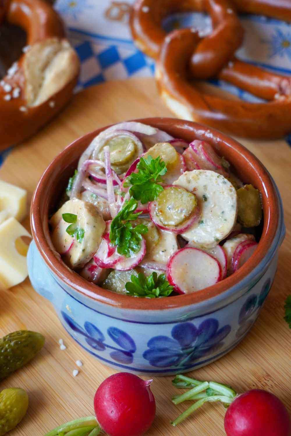 Wei&szlig;wurstsalat mit Radieschen