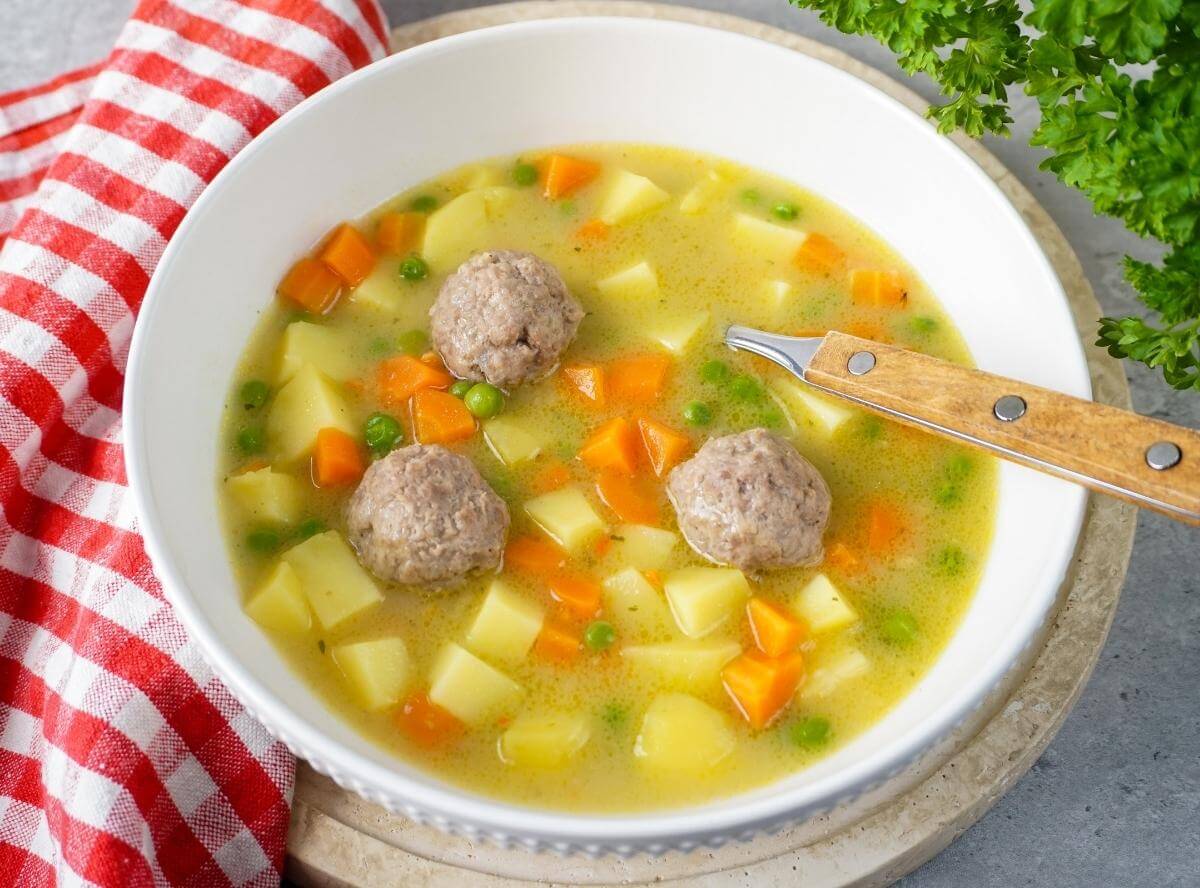 Wikingertopf mit Hackbällchen und Kartoffeln „Ratzfatz gekocht”