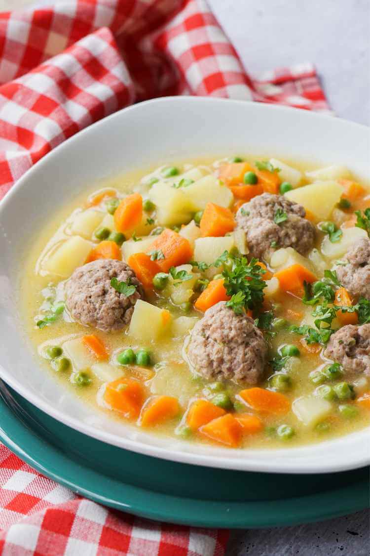 Wikingertopf mit Hackbällchen und Kartoffeln Wikingertopf mit Hackbällchen und Kartoffeln