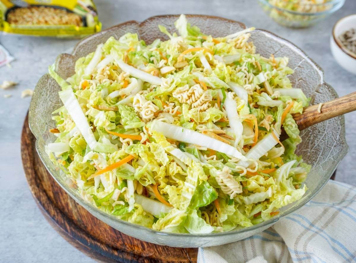 Yum-Yum-Salat – Das schnelle Rezept mit Chinakohl + einer Extraportion Gemüse