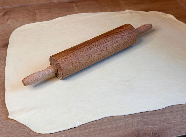 Zimtschnecken Teig ausrollen ZimtschneckenTeig ausrollen