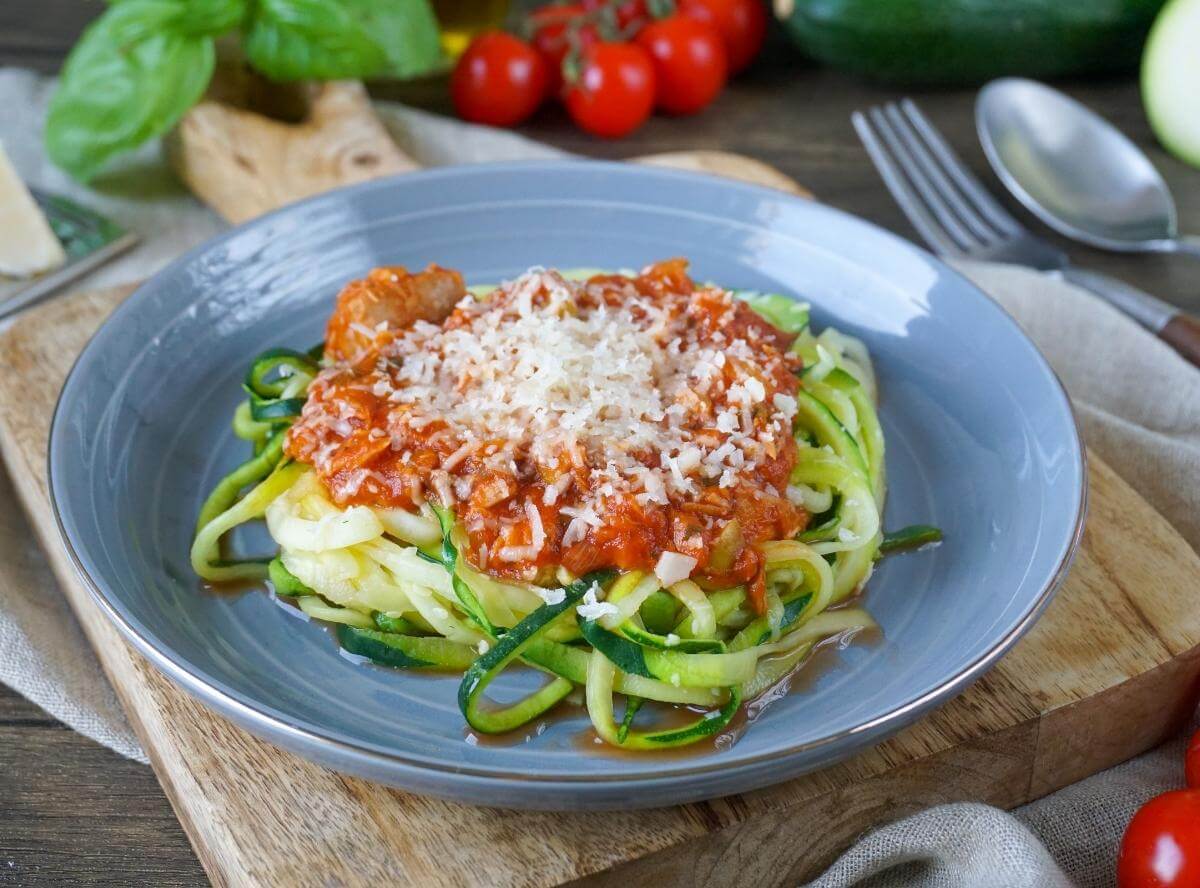 Zucchini-Spaghetti mit Thunfisch-Sauce