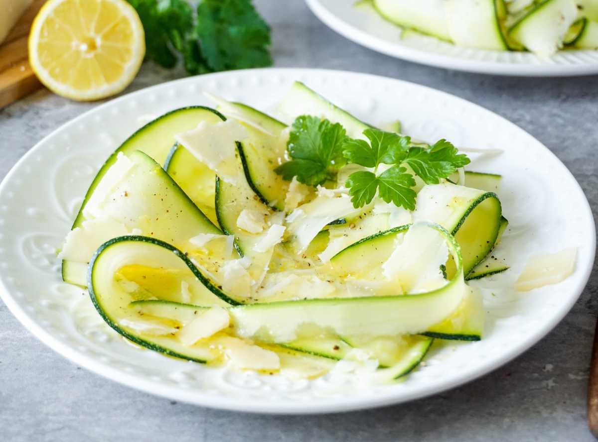 Zucchini Carpaccio mit Parmesan auf Teller