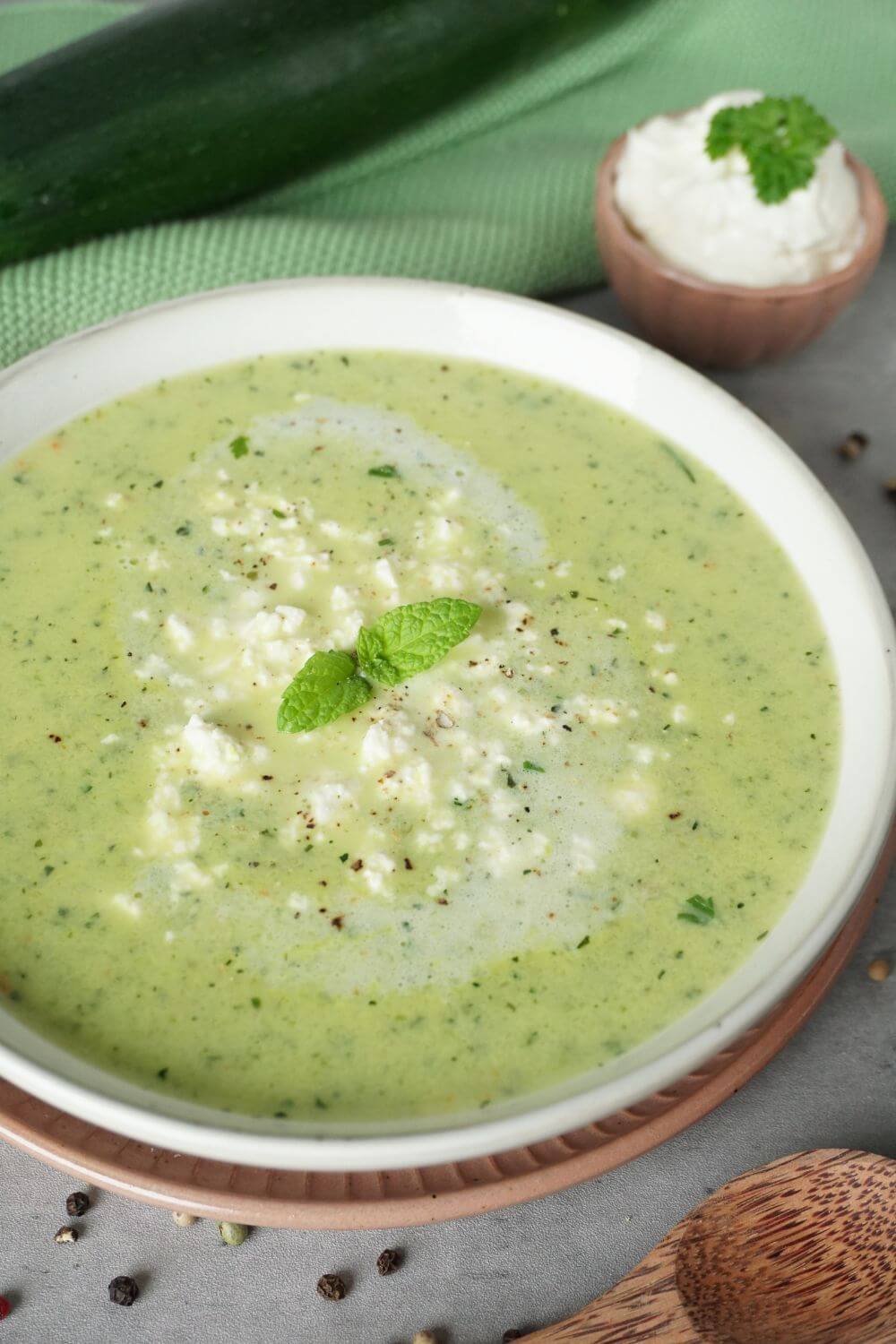 Zucchini-Suppe mit Feta ohne Kartoffeln Zucchini-Suppe mit Feta ohne Kartoffeln